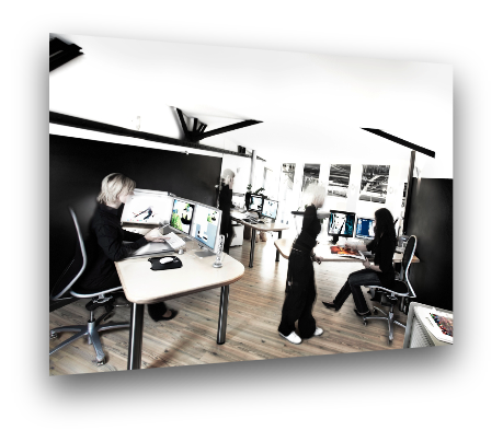 „Modernes Büro im Studio von Arts Unlimited 4Rent mit kreativen Arbeitsplätzen und Mehrfachmonitor-Setups“