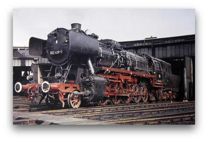 Historische Dampflokomotive 052 428-0 vor dem Mietstudio von Arts Unlimited 4 Rent