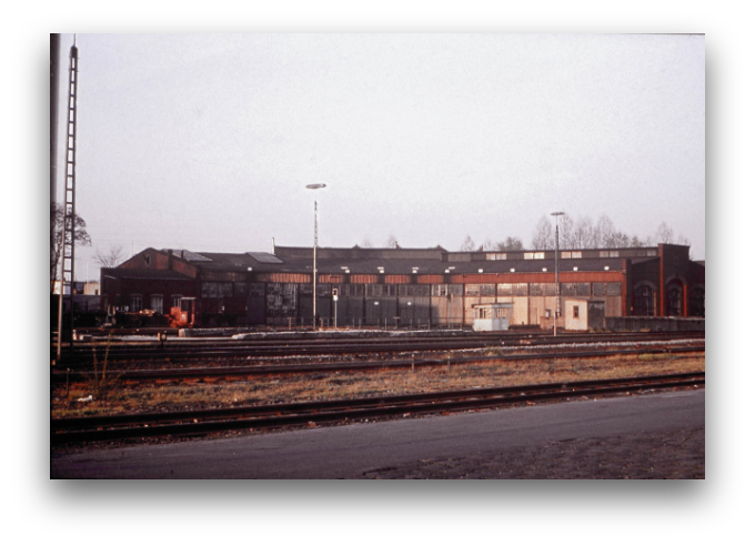 Industriegebäude mit Gleisanschluss auf dem Gelände von Arts Unlimited 4 Rent