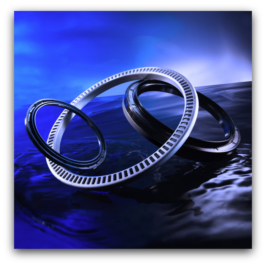 „Produktaufnahme im Studio von Arts Unlimited 4Rent mit drei technischen Ringen auf reflektierender Fläche“