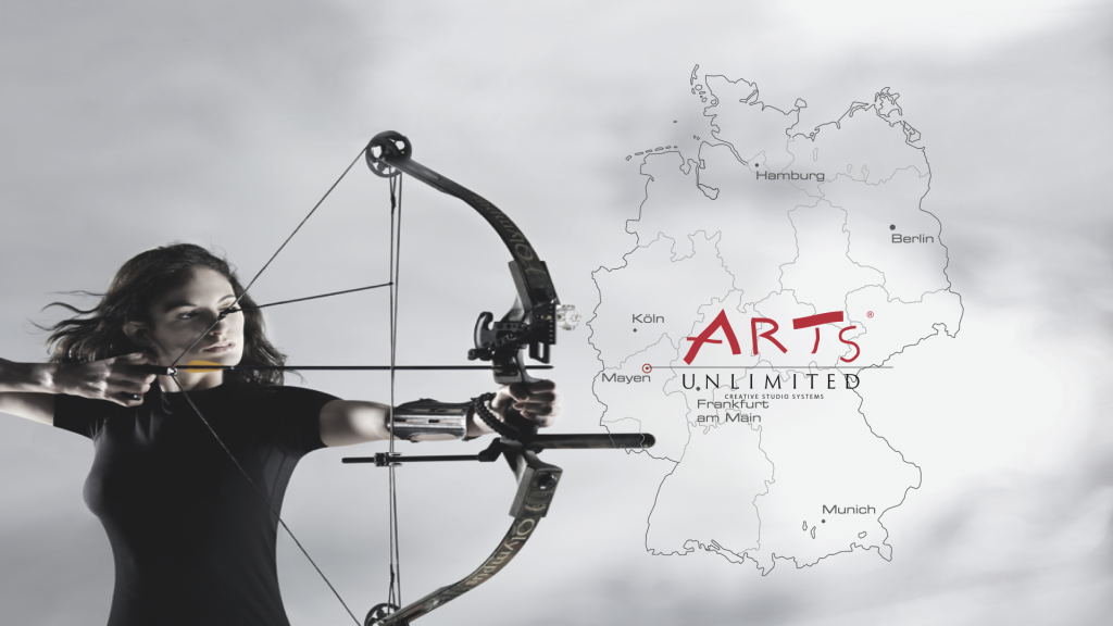 „Person beim Bogenschießen vor grauem Hintergrund mit Deutschlandkarte und Städtenamen – ARTS UNLIMITED Logo im Zentrum“