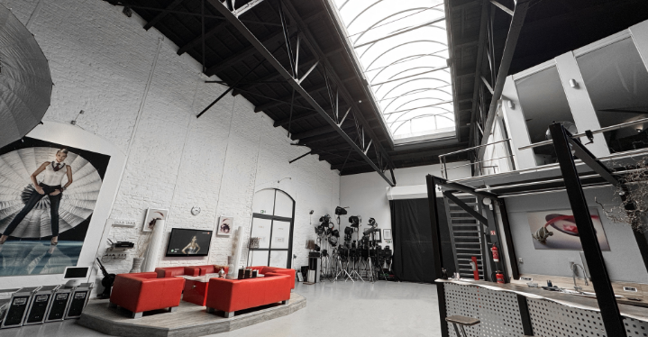 „Modernes Fotostudio von Arts Unlimited 4Rent mit Sitzbereich, Galerie und professioneller Ausstattung“