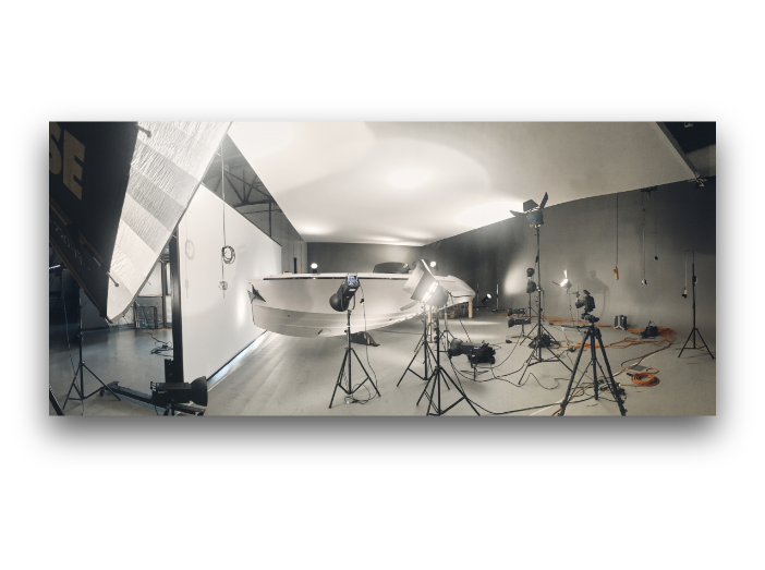Professionelles Studio-Setup mit weißem Boot und Lichttechnik im Mietstudio von Arts Unlimited 4 Rent