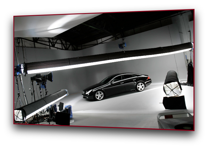 „Luxusauto im Fotostudio von Arts Unlimited 4Rent mit professioneller Lichttechnik“