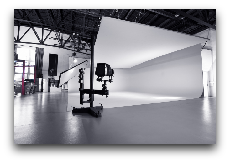 Professionelles Fotostudio mit Infinity-Wand und Kamera-Setup im Mietstudio von Arts Unlimited 4 Rent