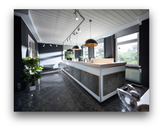 Moderne Studioküche mit Kochinsel, Pendelleuchten und großen Fenstern im Mietstudio von Arts Unlimited 4 Rent